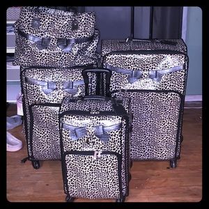 4pc Guess luggage set